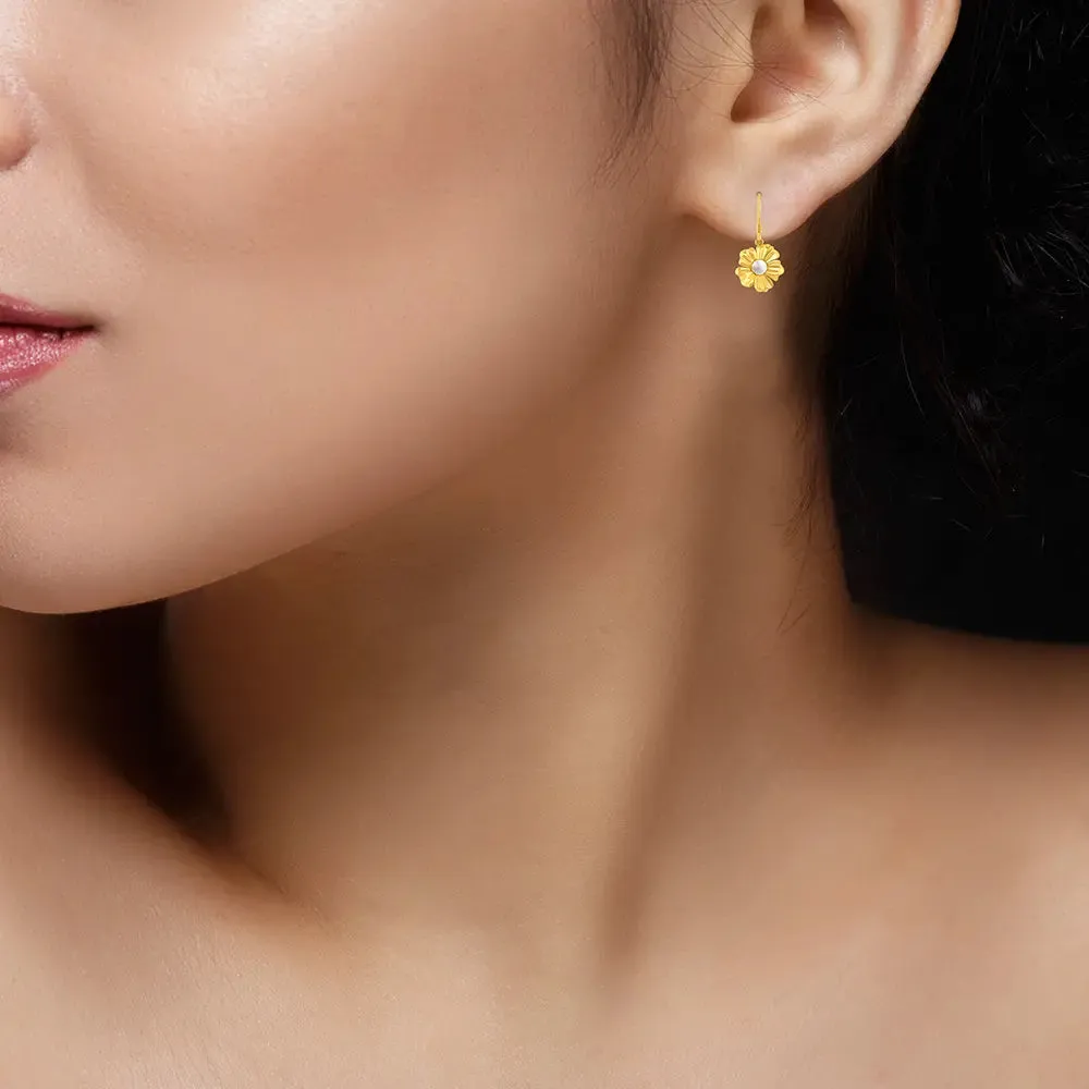 22k Flower Shaped Earrings With Gold Petals And A Pearl In Between